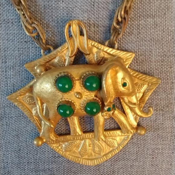 Vintage Art Deco Style Elephant Cabochon Jeweled Necklace - Picture 7 of 13